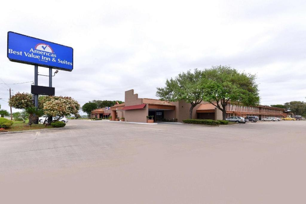 Americas Best Value Inn & Suites Victoria Ngoại thất bức ảnh